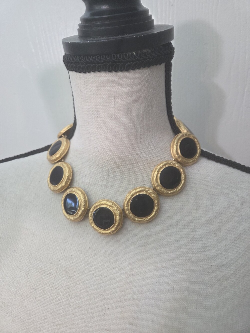 vtg 80s ann klein matte gold tone black enamel disk choker necklace bold glamour